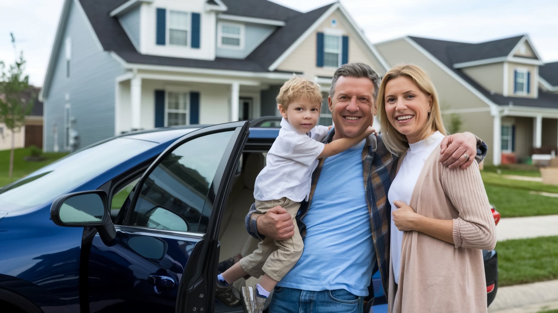 Famille devant son habitation et sa voiture