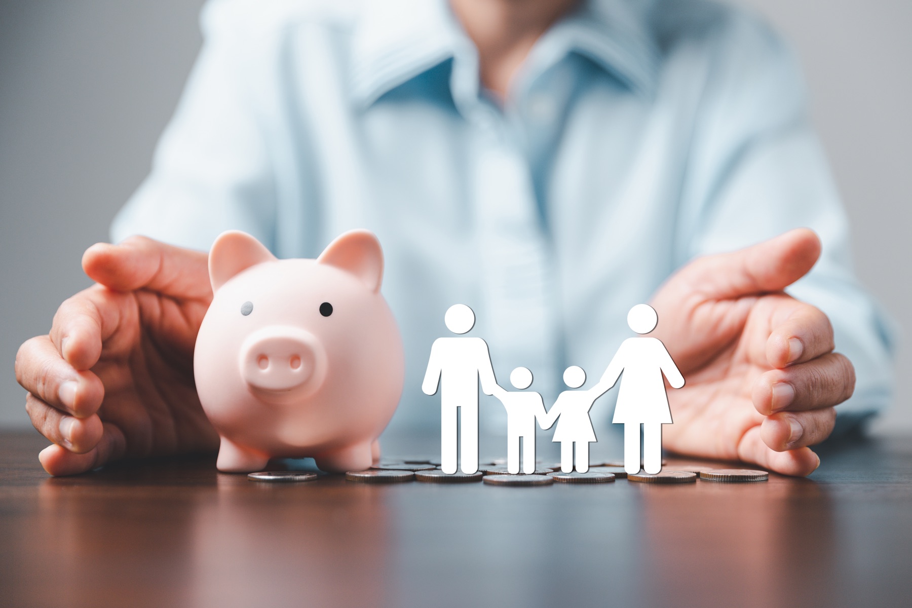 Couple préparant la protection financière de sa famille