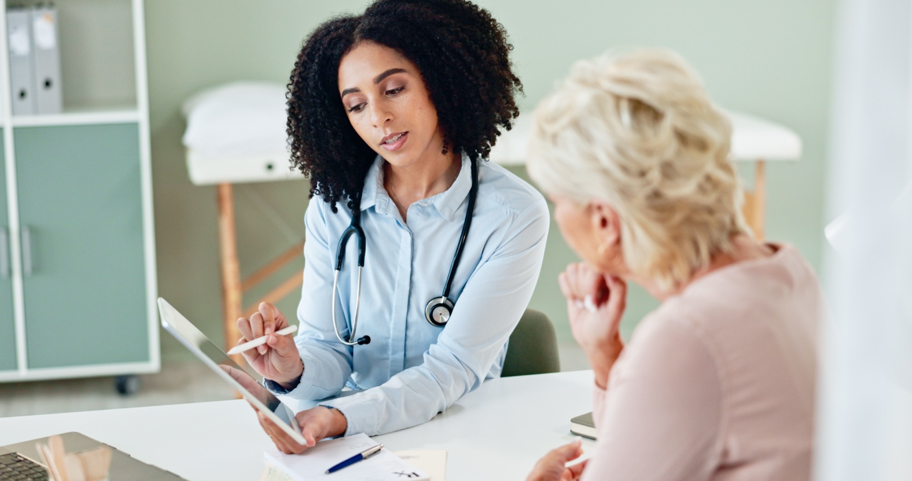 Famille comparant une complémentaire santé